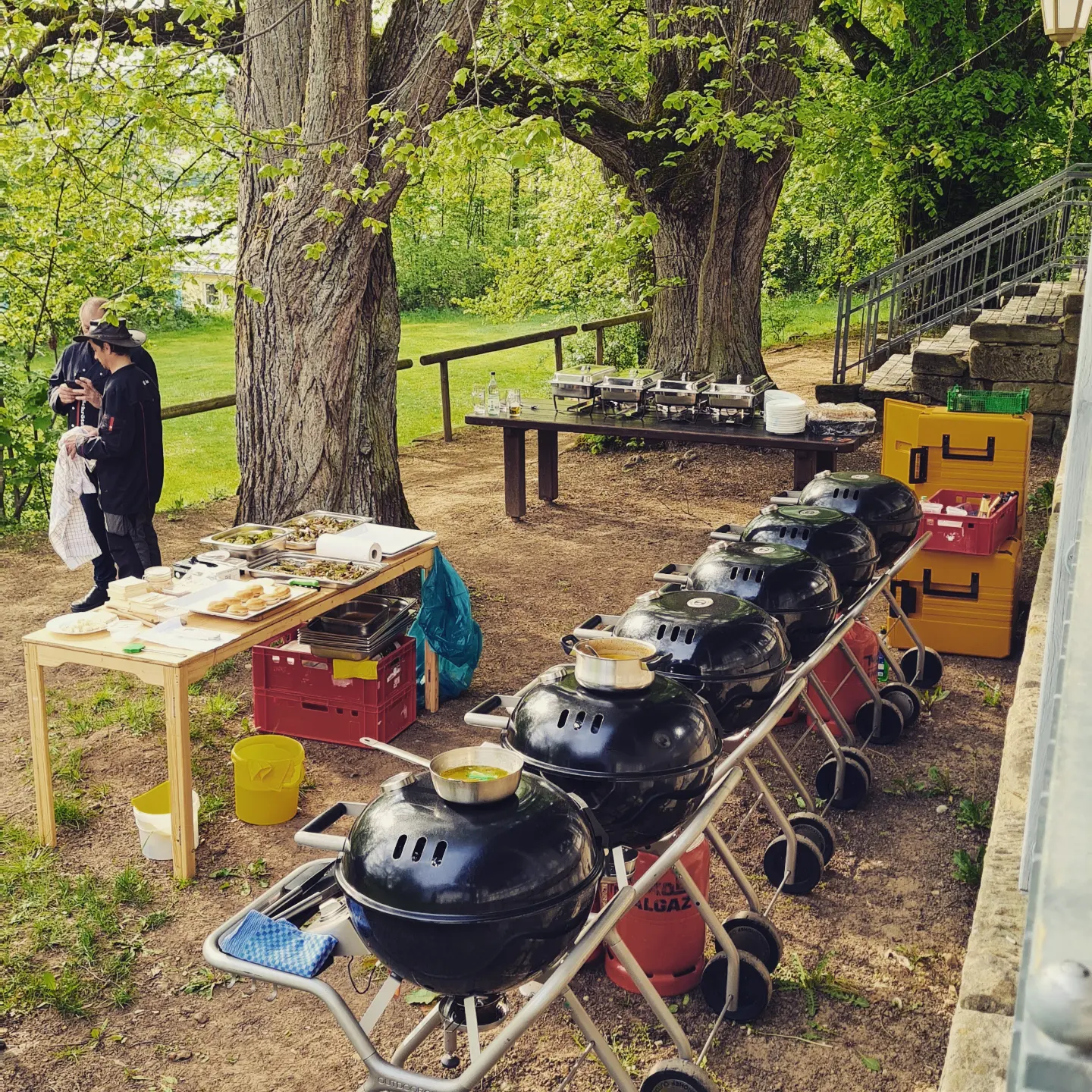 Live-Barbecue eines externen Caterers bei einer Hochzeit auf dem Dercks'n Berch